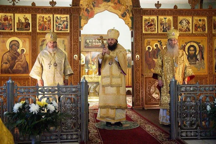 Епископ Иоанн, митрополит Феодор, епископ Елисей.