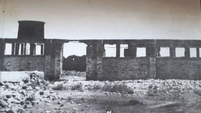 Стеклотарный завод после бомбежки