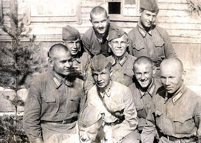 Читинская авиационная школа пилотов. А.П. Маресьев слева в первом ряду. 1939 г.