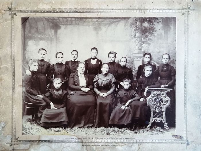 Фотография выпускниц 2-х классного женского училища г. Камышина, 1900 г.