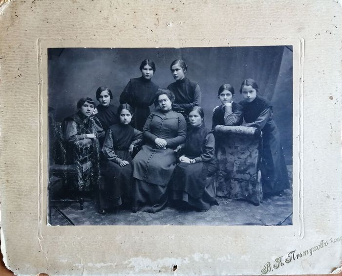 Фотография учащихся 8-го класса Камышинской Алексеевской женской гимназии, 1916 г.
