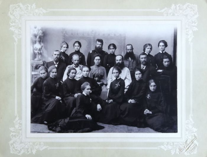 Фотография выпускниц Камышинской Алексеевской женской гимназии по окончании педагогического курса, 1916 г.